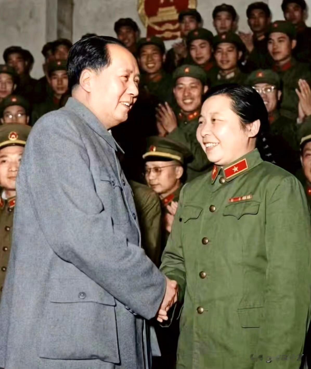 🍁谁说女子不如男？
这位与毛主席握手的军人叫李贞，是1955年授衔时唯一的开国