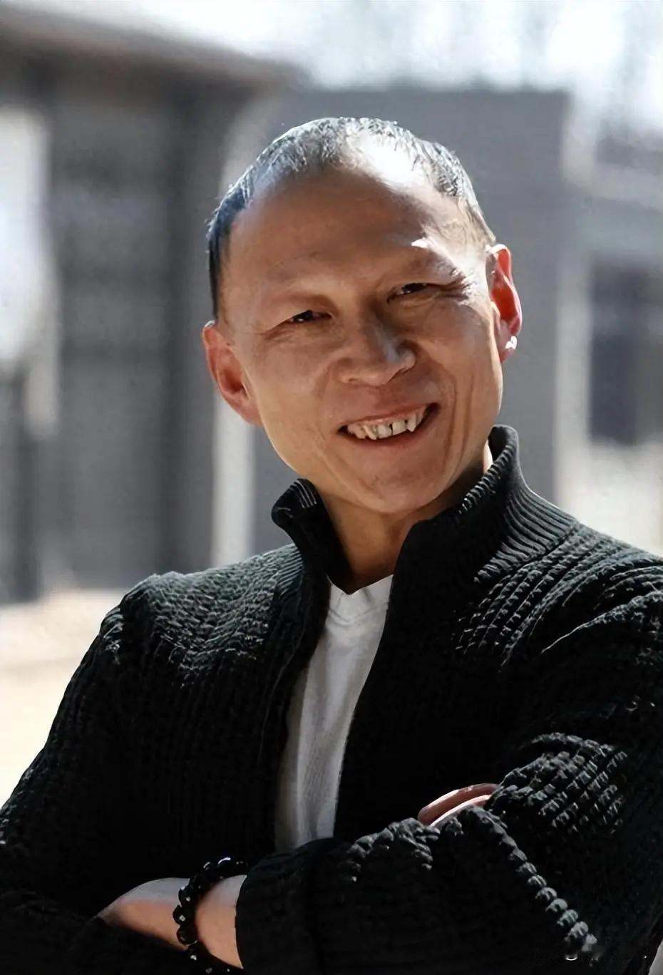 一次，演员李明去坐出租车，出租车司机皱着眉问他：“你是干什么的？”李明回答：“我