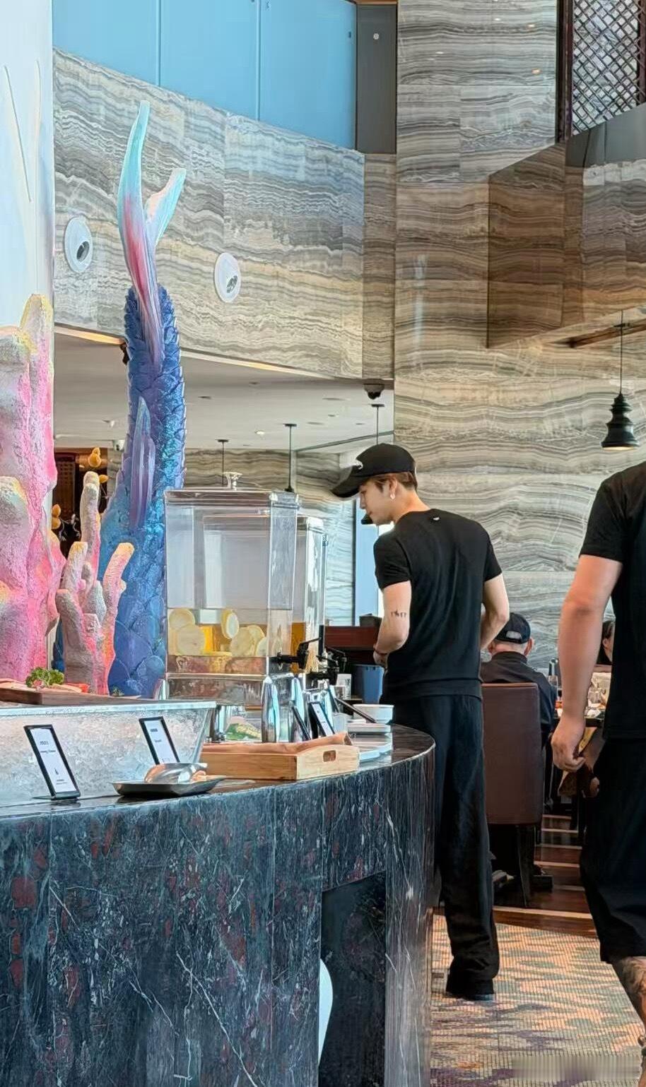 超绝头身比背影都帅的我晕过去王嘉尔