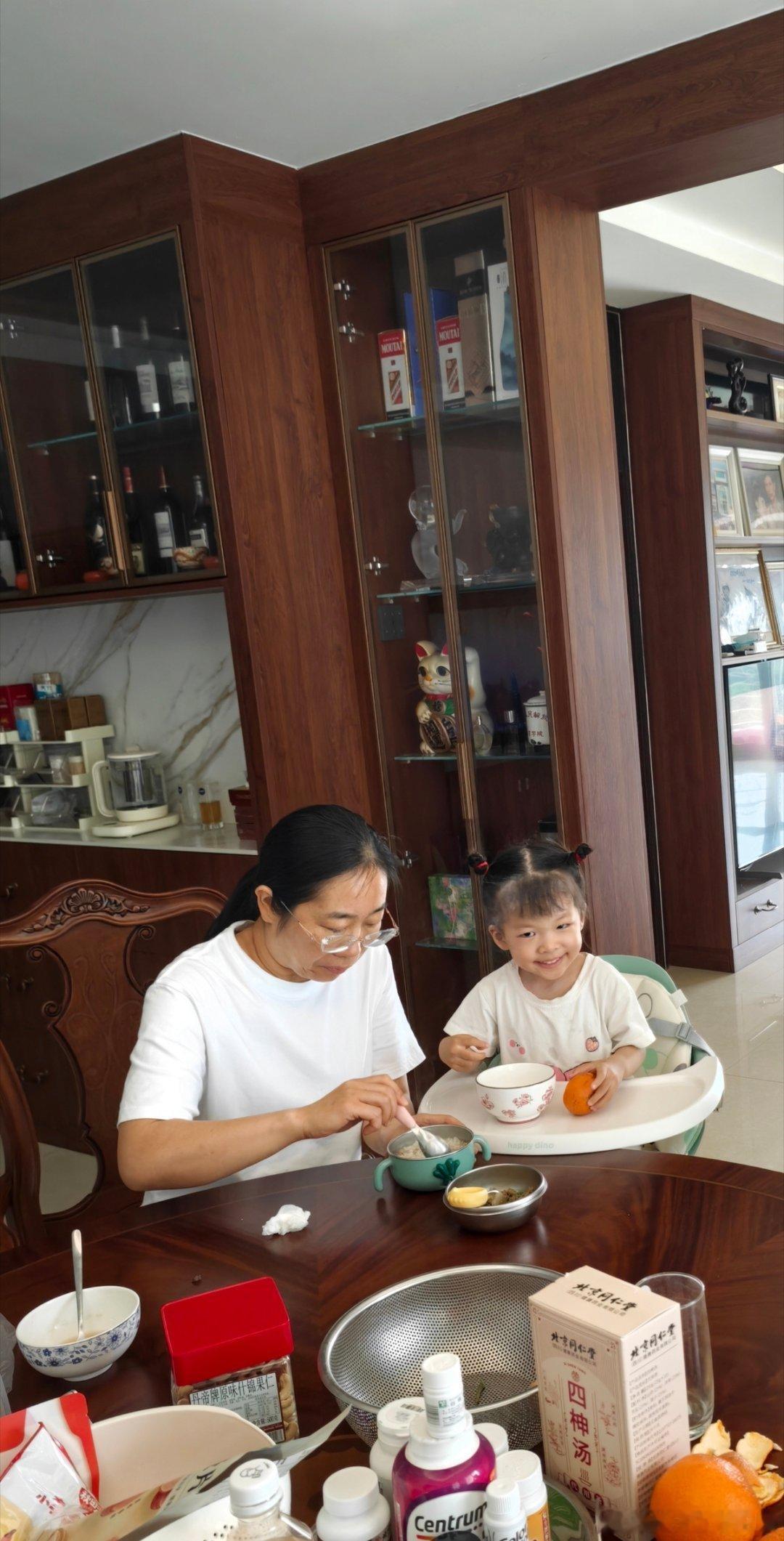 阿姨会开车。把她从幼儿园接回来。上午上幼儿园，下午幼儿园放假。 广州·颐和山庄