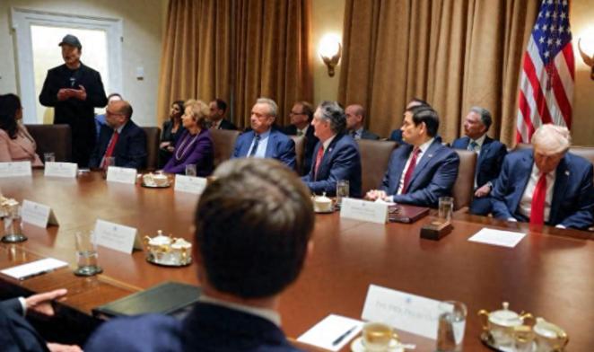 特朗普当初吹上天的关税战，现在彻底被司法给卡住脖子了，这场被他当作“经济王牌”的