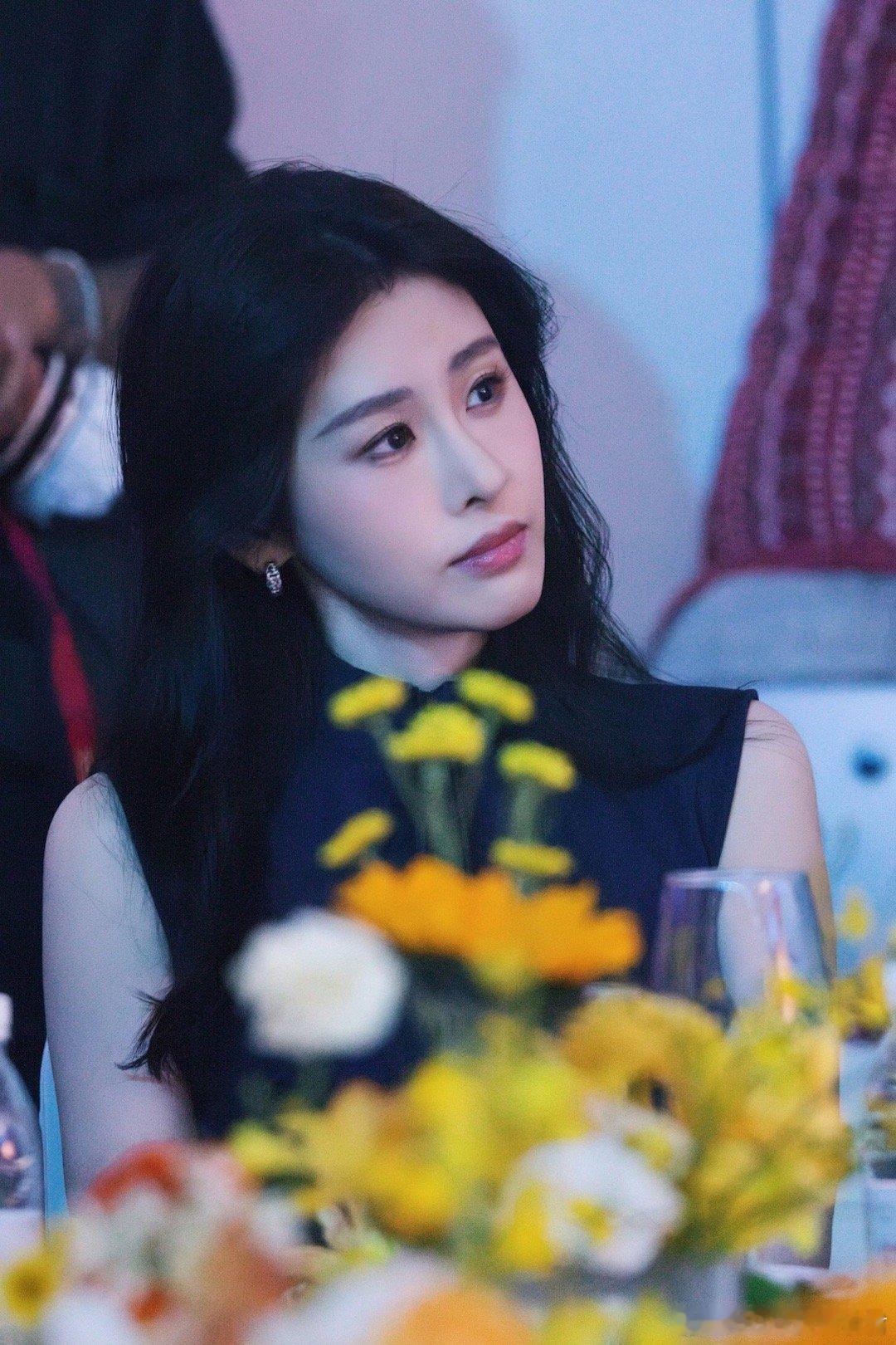 张碧晨 庆功宴 张碧晨惊喜现身庆功宴，倾情演绎《骄阳似我》主题曲，歌声唱进心里，