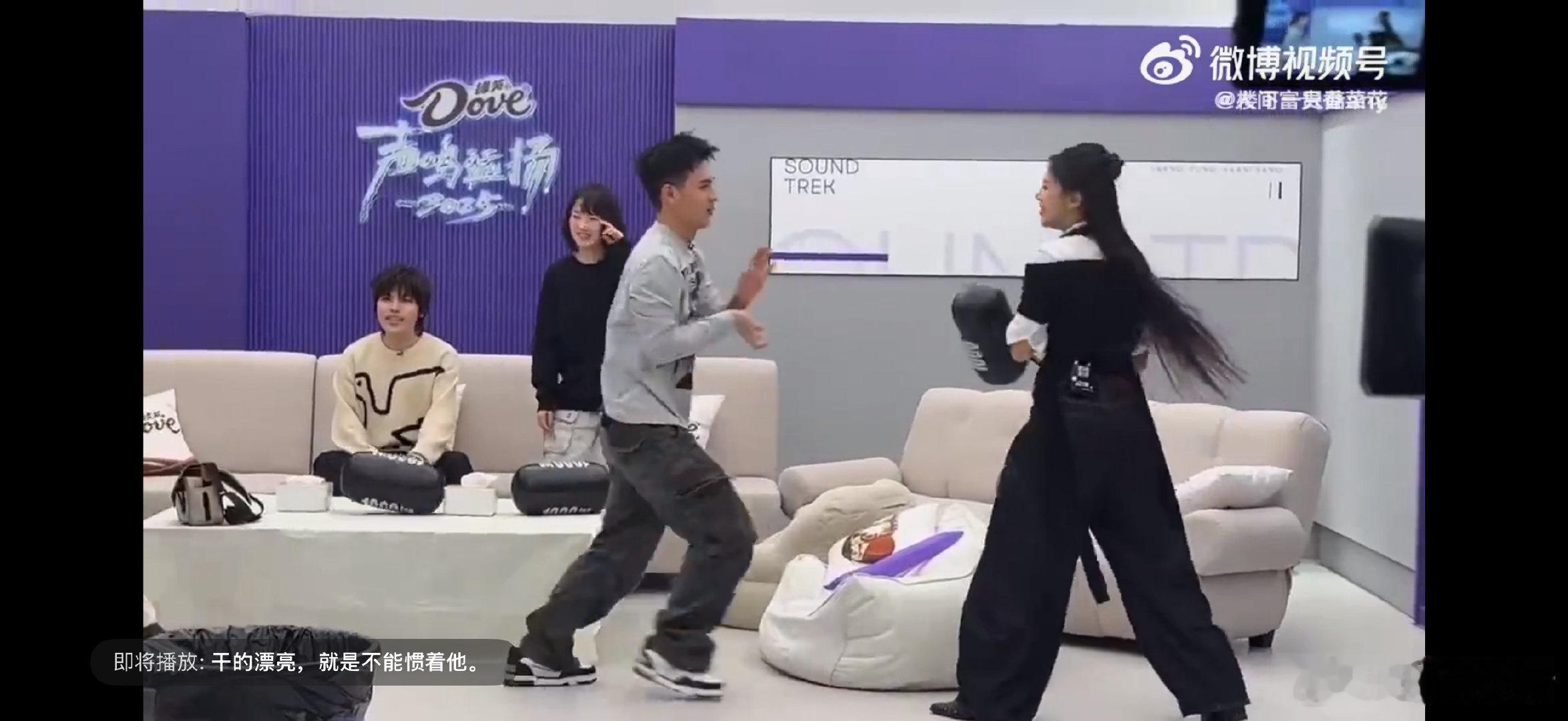 这直播比我奶的年夜饭还乱 声鸣远扬这直播比我家过年还热闹！15个人挤在一起，比年