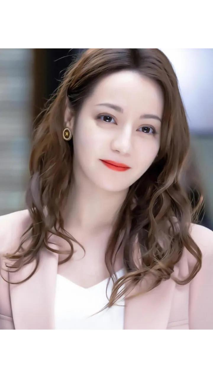 迪丽热巴与黄景瑜绯闻风波再起，知情人士透露已是过往云烟

娱乐圈的八卦总是让人津