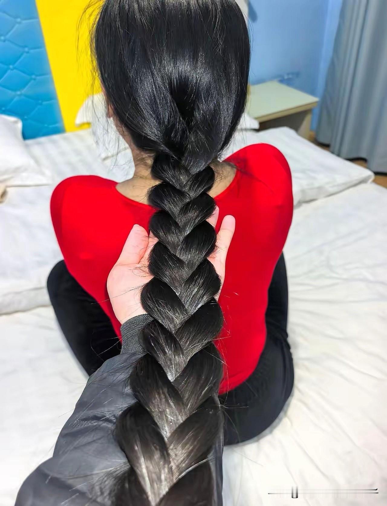 冬日里女生们编起美丽的麻花辫，出门又是一道靓丽的风景线[爱慕][爱慕]