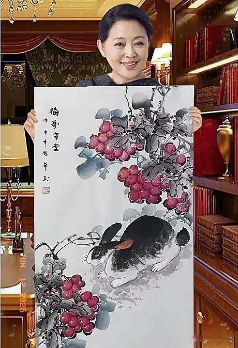 倪萍姐姐的作品和人一样美，小白兔灵动的眼睛和紫色的葡萄形成鲜明的对比。特别是题字
