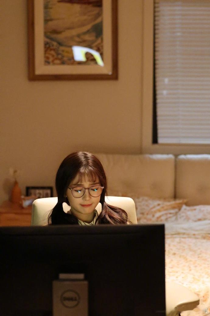 #虞书欣凌妙妙上班剧照##虞书欣双马尾黑框眼镜# 双马尾黑框眼镜的虞书欣，化身凌