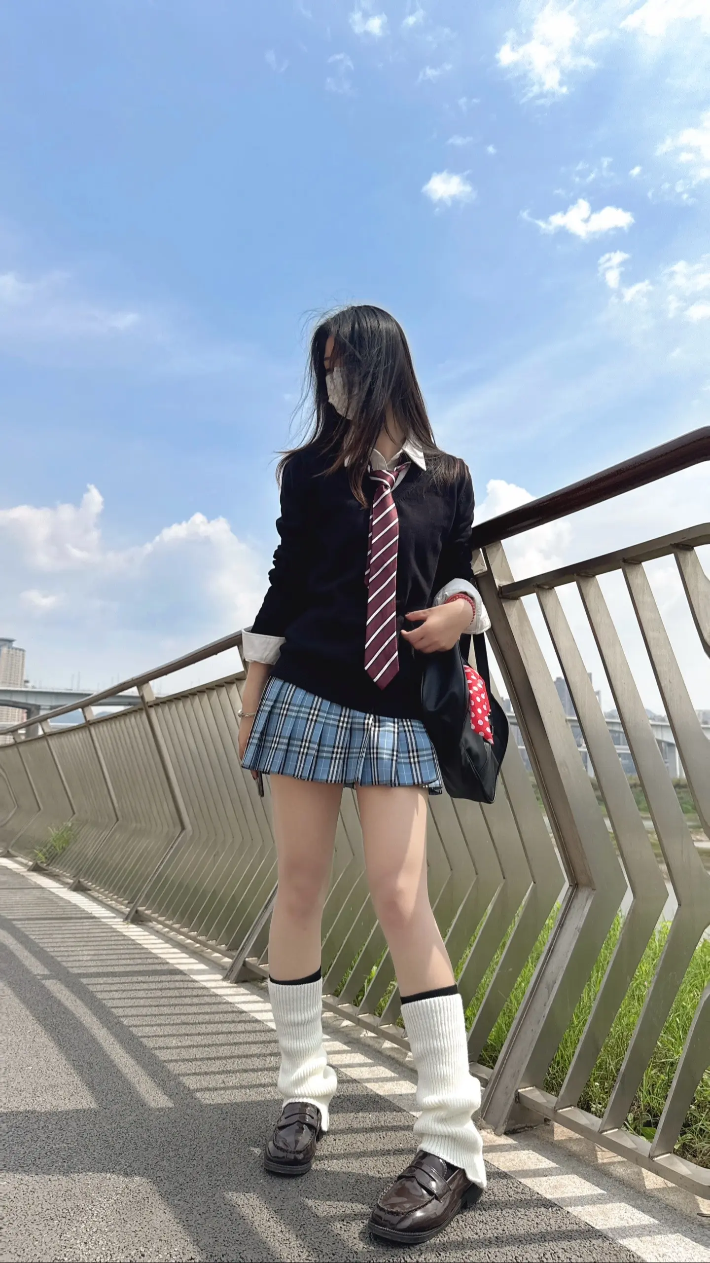 噗噗穿搭日记。黑蓝配蓝天白云，甜辣味儿
