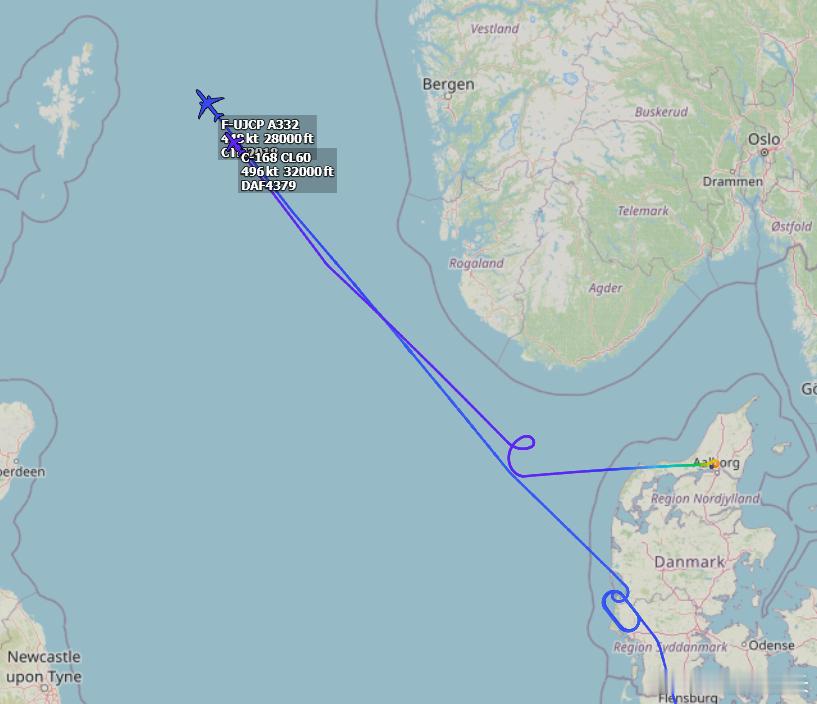 🇫🇷🇩🇰🇬🇱一架A330 MRTT飞机运送丹麦部队前往格陵兰岛，编队