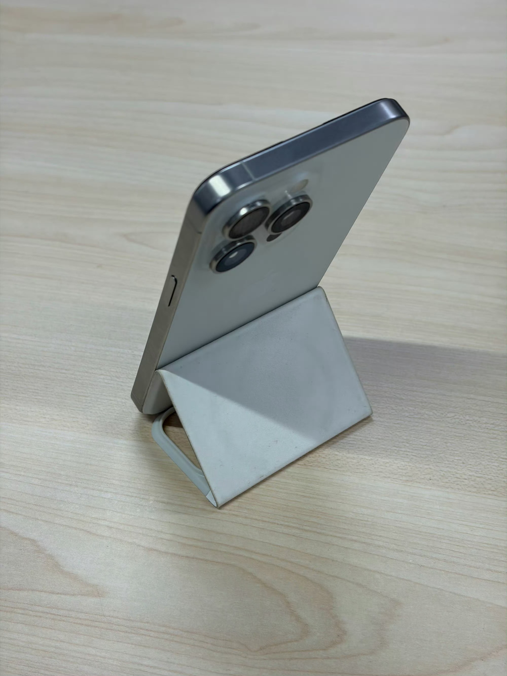 一个很有意思的手机壳，可以磁吸在背板上，还可以折叠成一个支架，横、竖放都可以，也