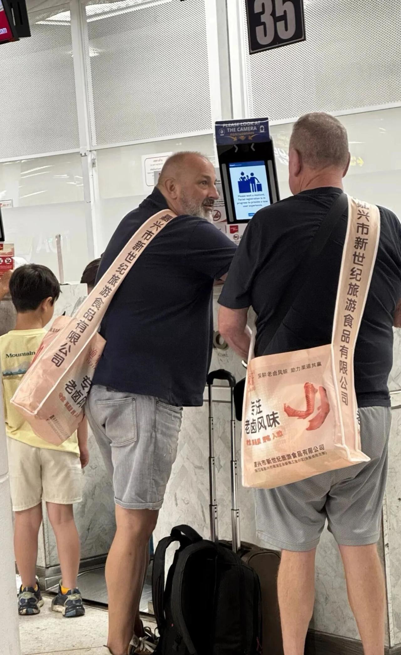 真是史上最强的广告位啊。在酒店前台见到两个老外背着展会赠送的环保袋，看样子老外很