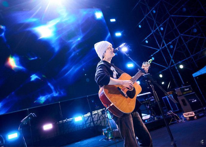 #陈楚生彩排时刻#陈楚生的彩排时刻魅力十足，其舞台彩排plog的每帧画面都彰显他