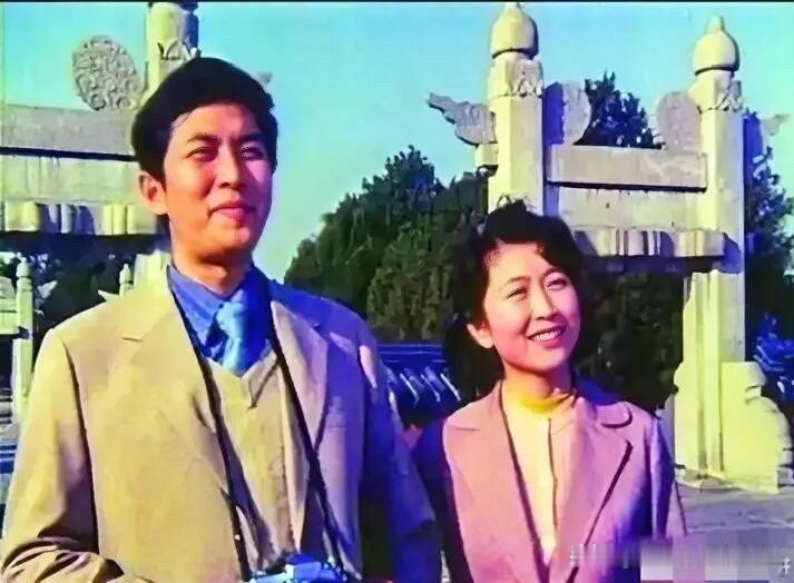 唐国强年轻的时候还真是帅啊，身材高挑，轮廓分明的五官立体有型，深邃有神的双眼比较