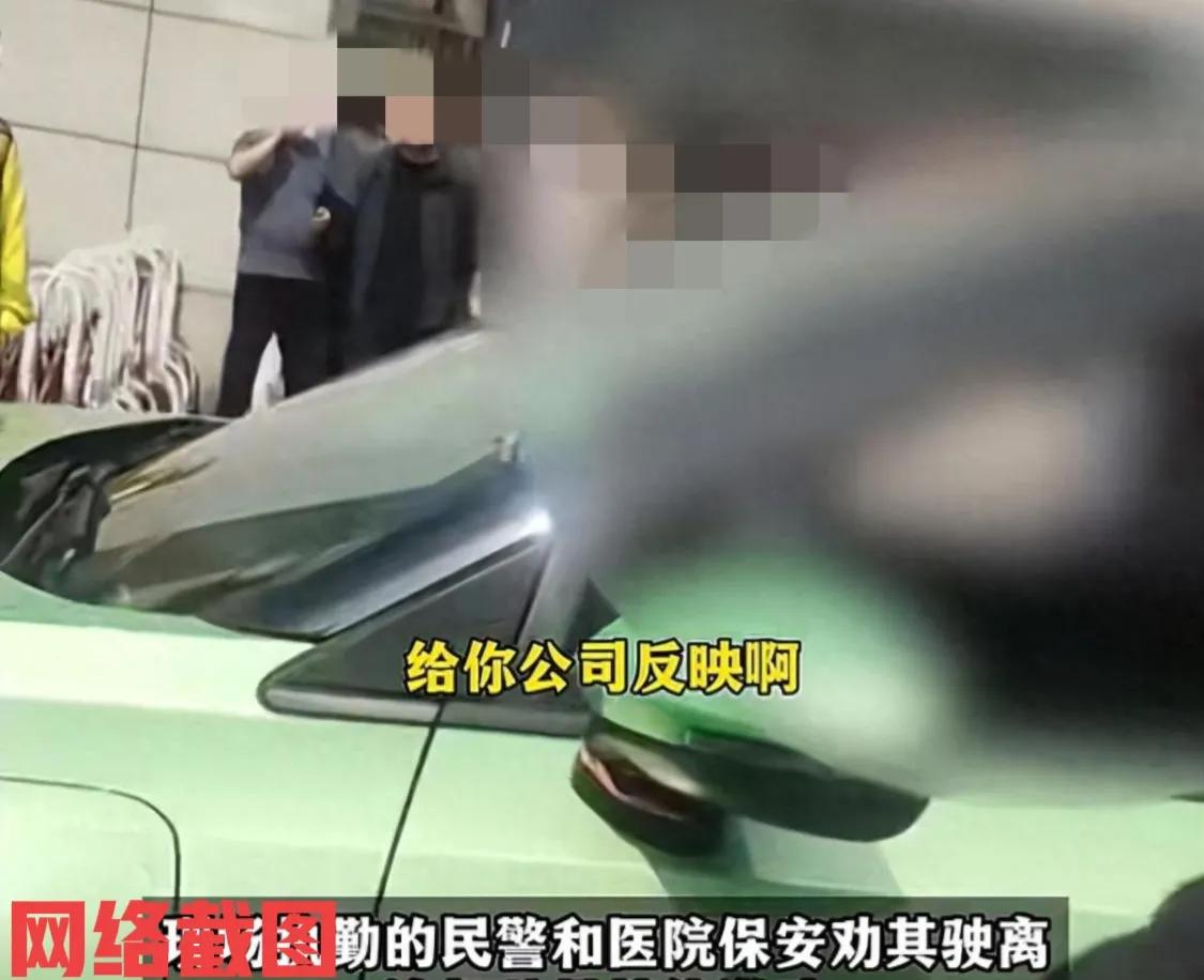 陕西西安有出租车在医院门口拉客。

此时出租车因拦在医院大门口而影响了医院正常化
