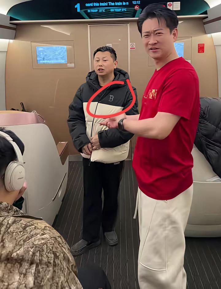 曹云金旁边这位帅哥，穿的是什么牌子的羽绒服