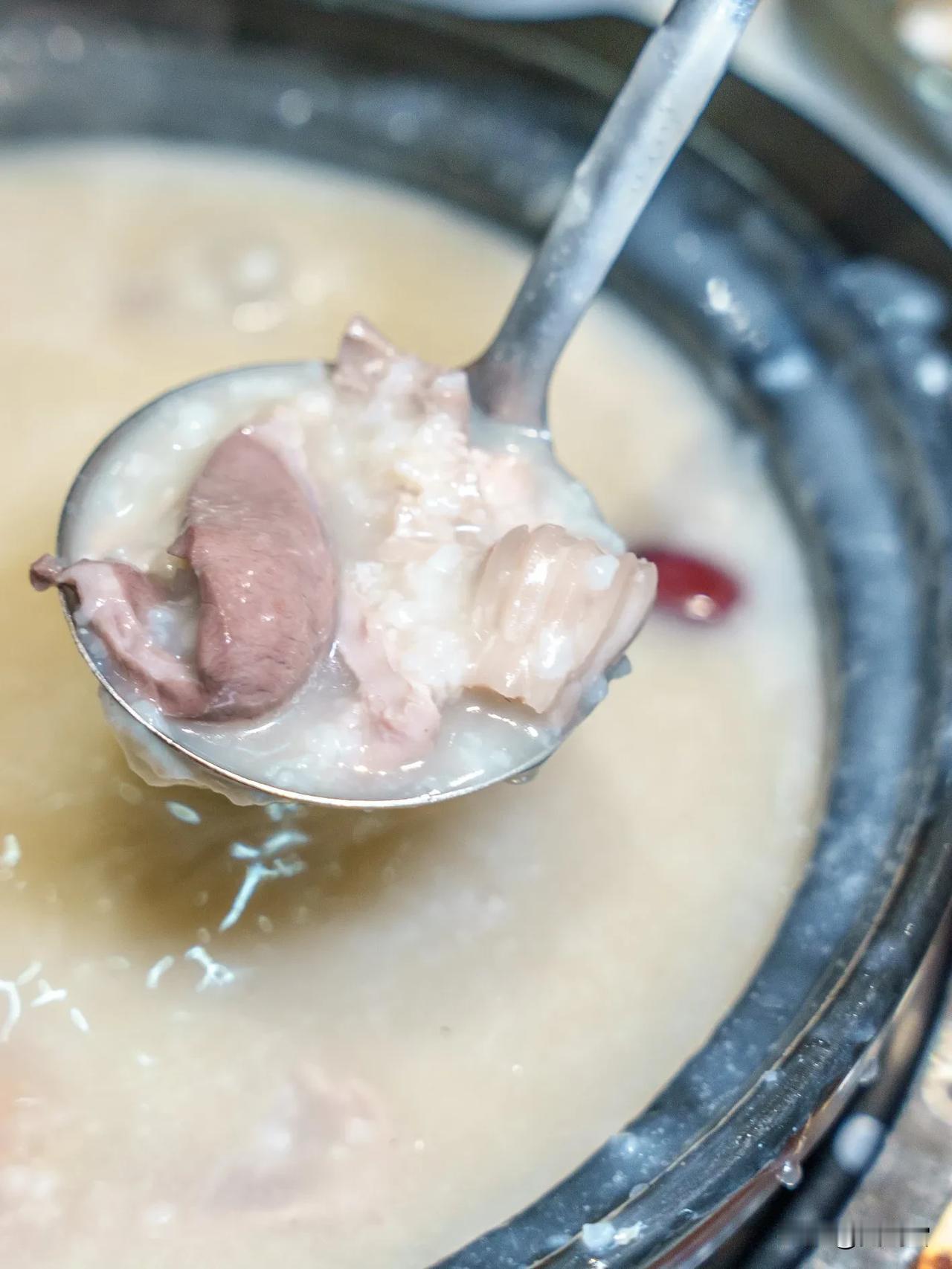 深夜的顺德，烟火气最浓的地方往往不在酒楼，而在那些不起眼的粥铺。英姑猪杂粥，便是