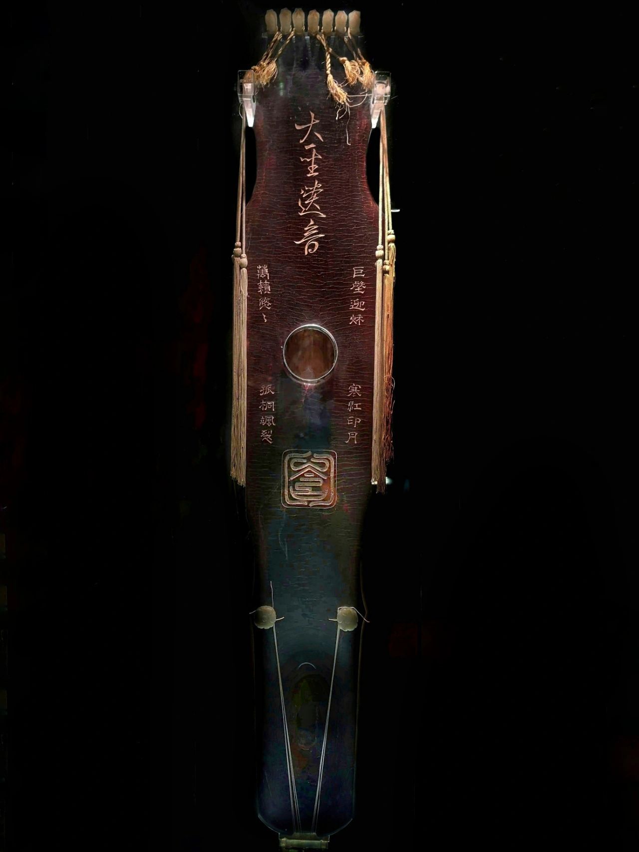 唐代“大圣遗音”琴 | 故宫博物院藏唐至德丙申，通长120.3厘米，隐间111厘