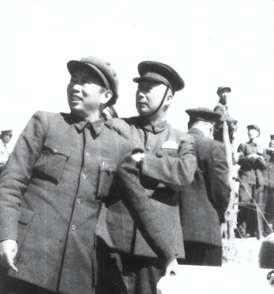 1935年深秋，甘肃的山沟里阴冷。一个十几岁的红军小战士被绑在树上，脚不沾地，鞭