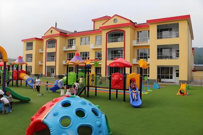 当幼儿园开始倒闭，大学还会远吗？董明珠们已经给出了答案。教育部数据显示，2025