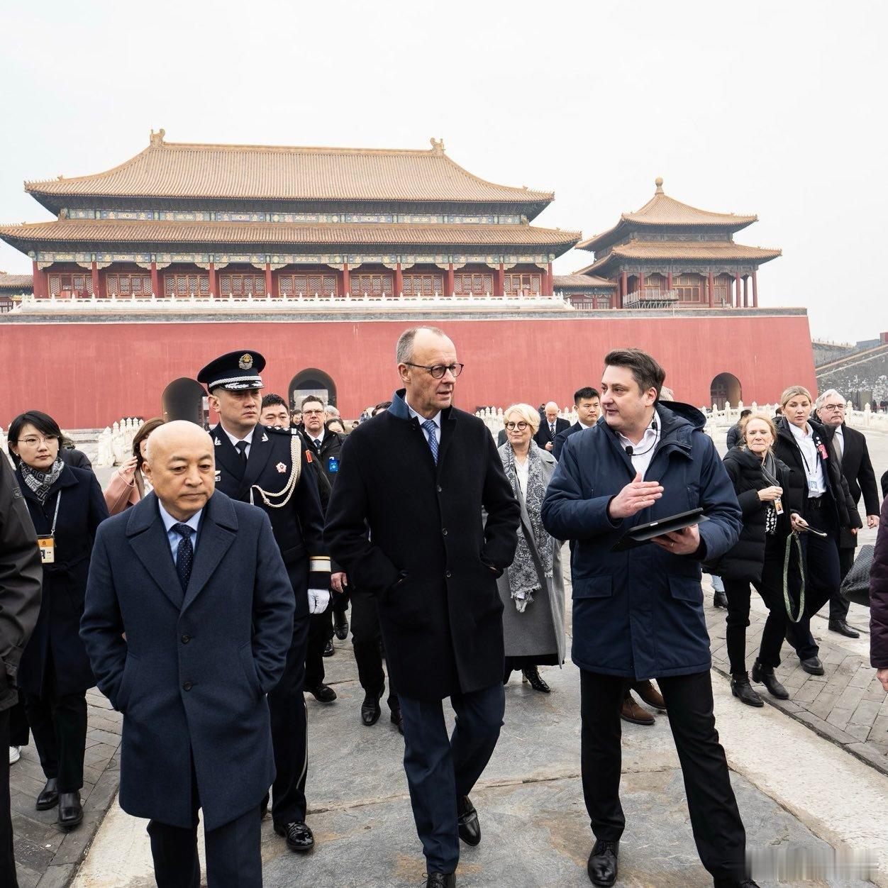 德国总理参观故宫德国总理默茨参观故宫时写在留言簿上的祝福：祝愿我们在马年里步履稳