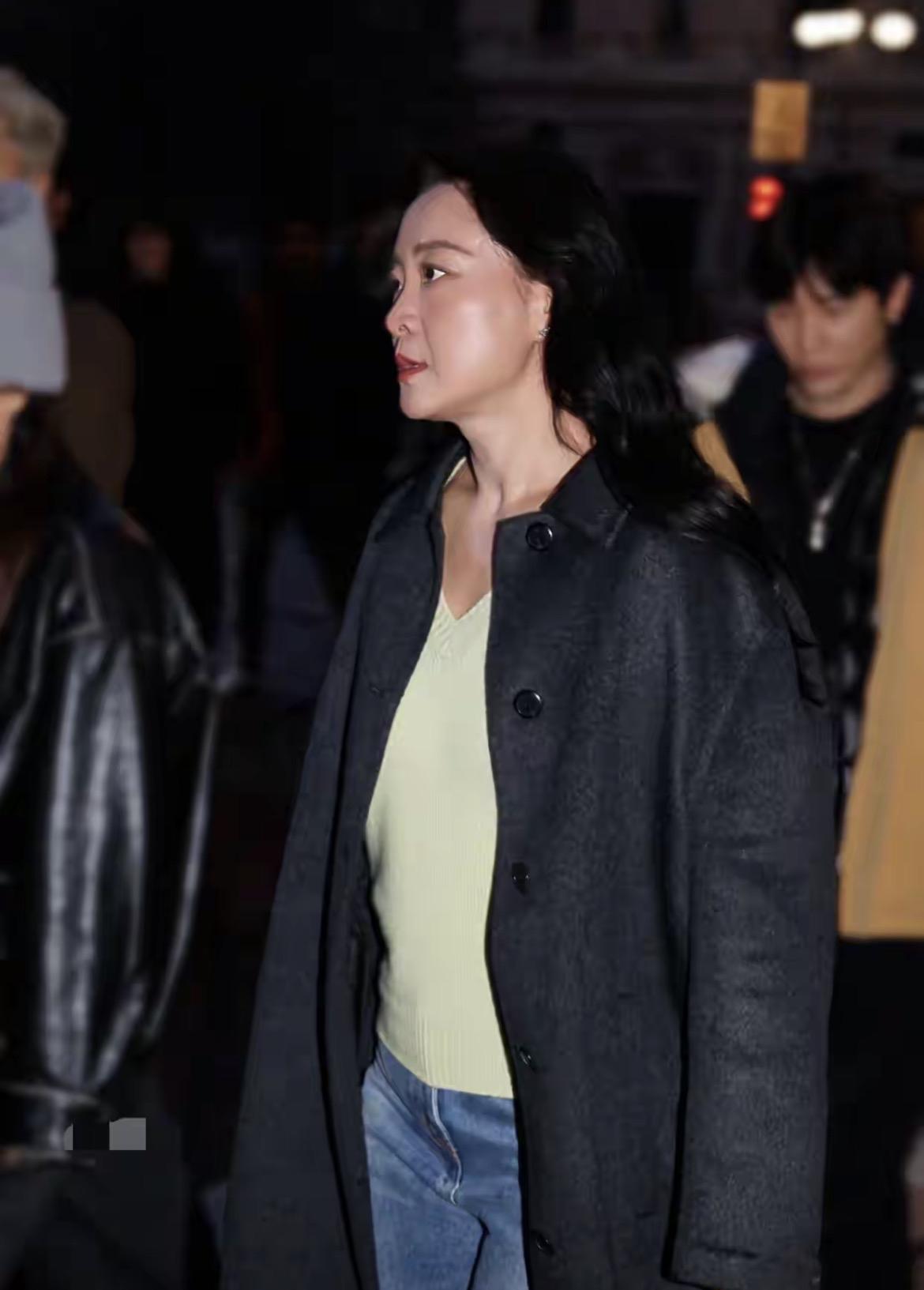 贾玲难道彻底离开喜剧圈了？本人近照大变样！太时尚了。
她现在这模样，跟以前胖乎乎