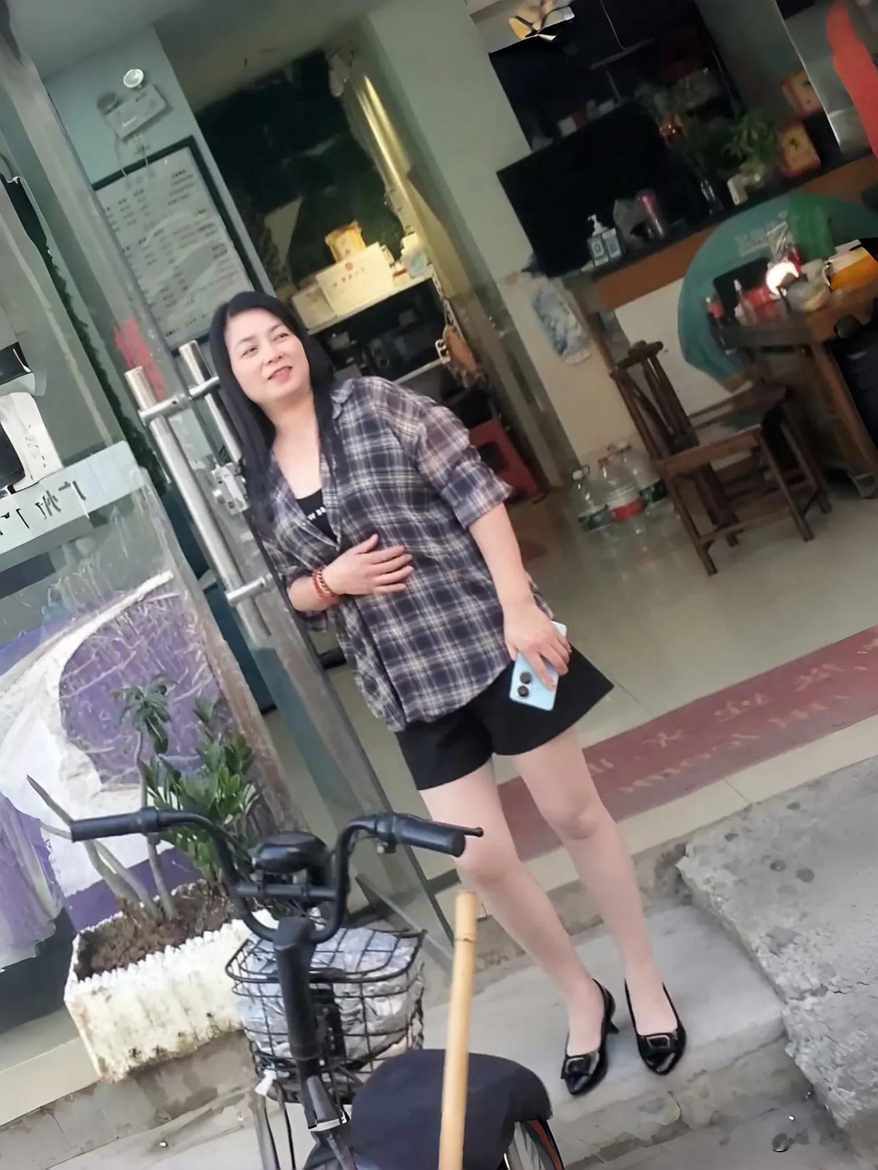 翻旧相册时猝不及防撞见这张老照片，十几年前的光影里，站在那儿没什么复杂姿势，却自