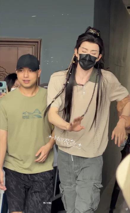 敖瑞鹏脚扭到了这个敖瑞鹏脚扭到了还在笑呜呜呜！都走路一瘸一拐的…敖瑞鹏走路一瘸一