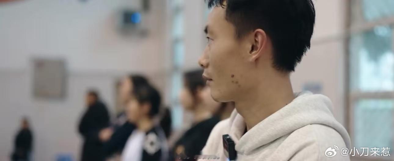 音乐老师教篮球看哭众人  音乐老师的篮球梦，在大山深处绽放，它让孩子们的世界更加