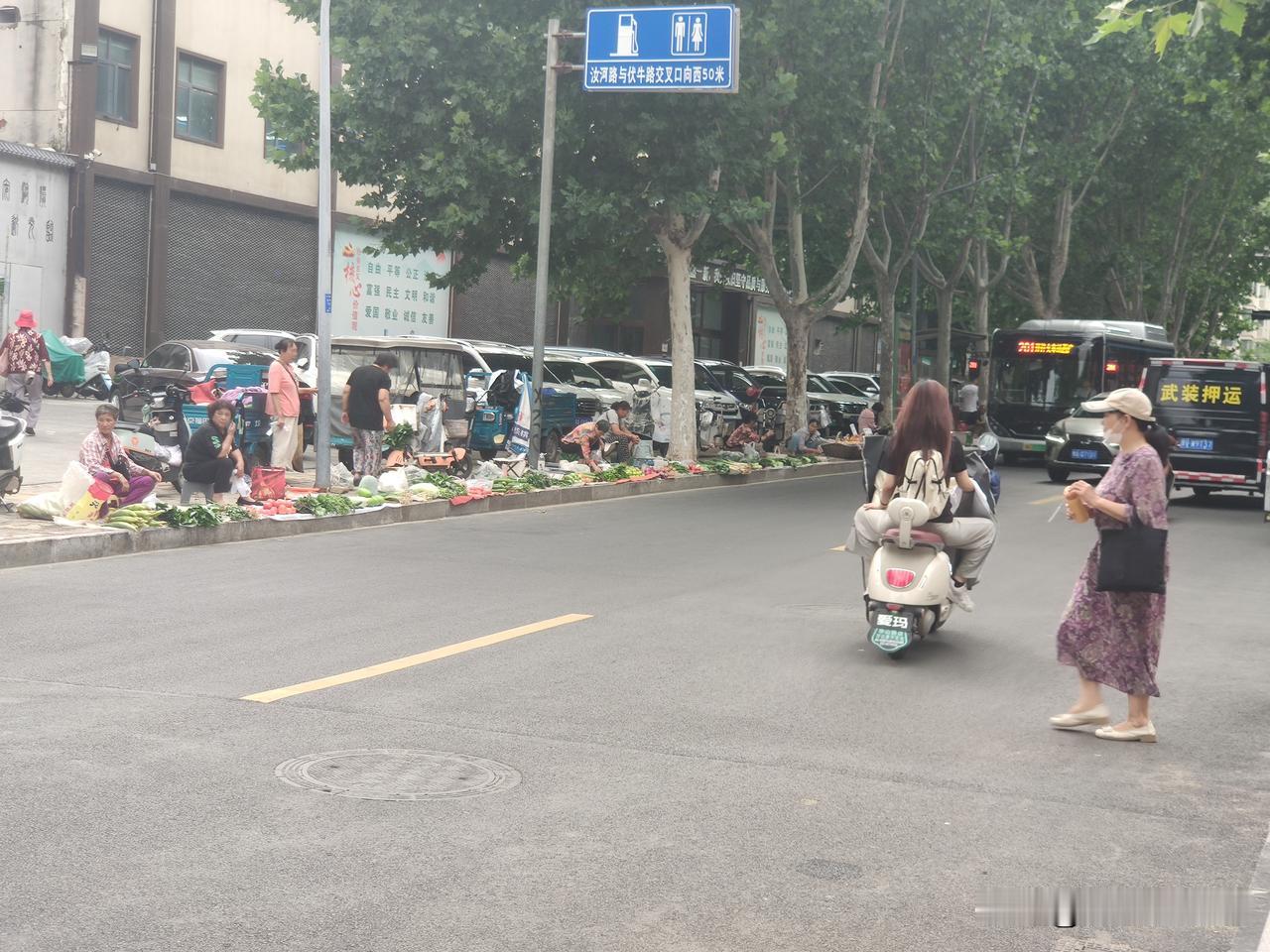 郑州街头随手拍:刚刚途经郑州市中原区汝河路华山路交叉口附近时，看到路边人行道边上