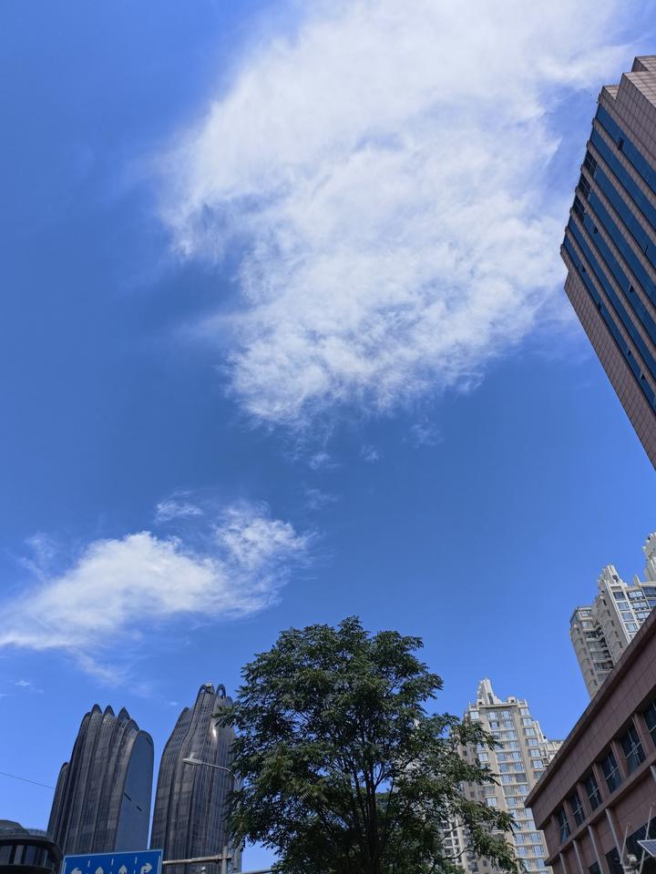 看到“脚踏黄泥地”这个上联，我也来了兴致对个下联。我对“头顶碧云天”。“脚踏”对