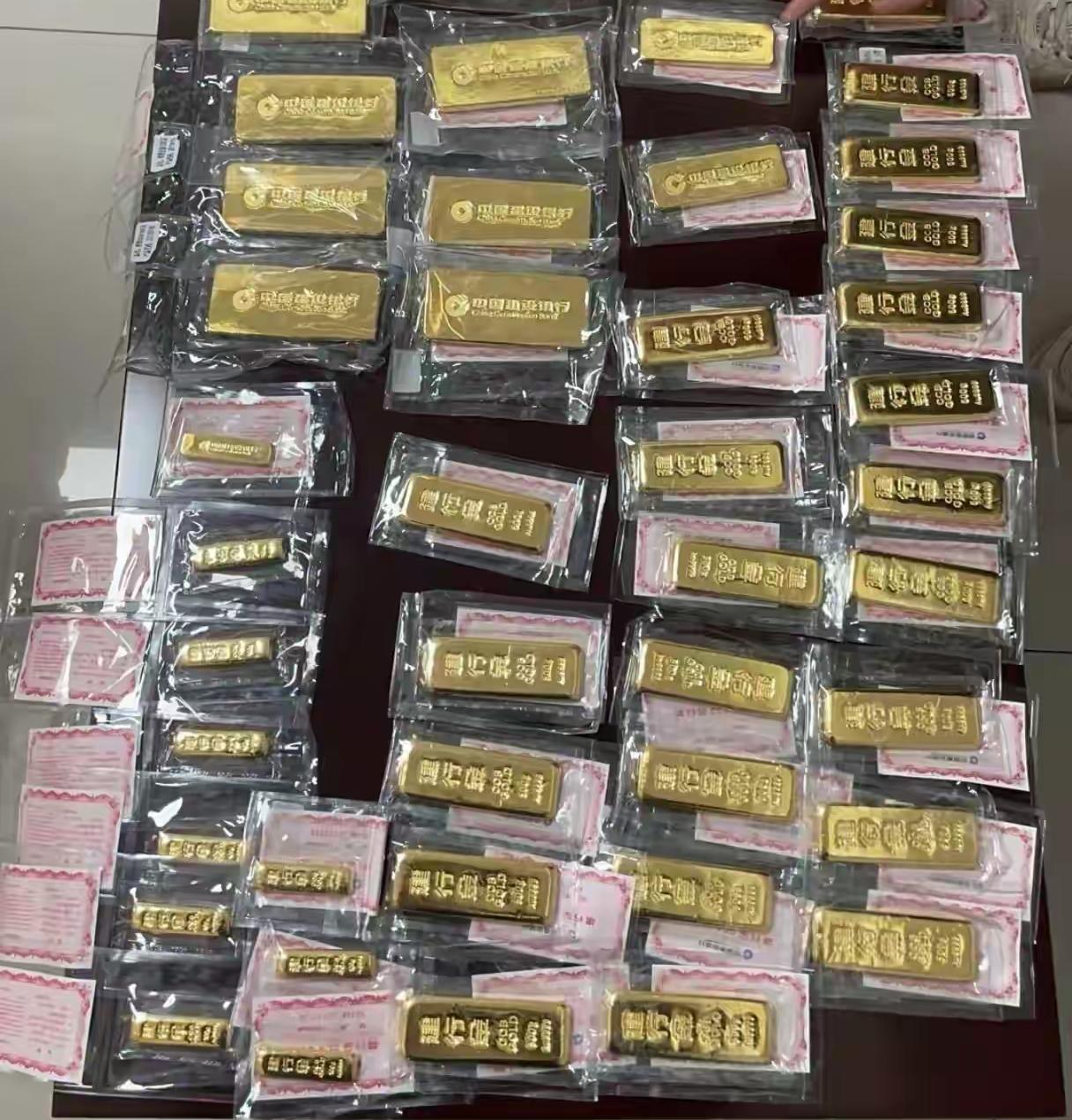 金价回1000了，我一点都高兴不起来。

昨天5月25日，上交所基础金价收在99