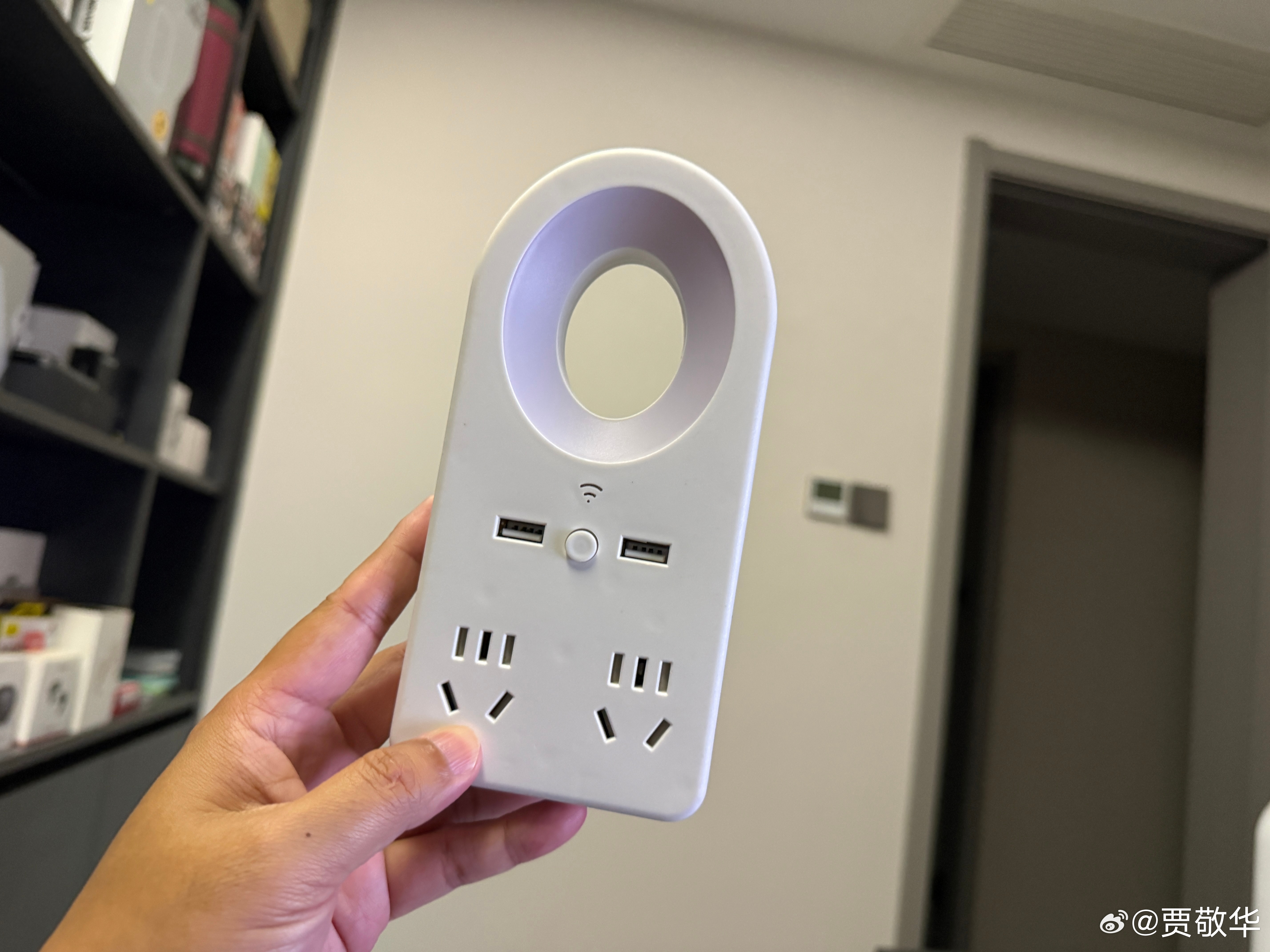 朋友送了一个好玩的产品，支持语音控制，还有多个5孔插口，还有几个2孔插口，如果卖
