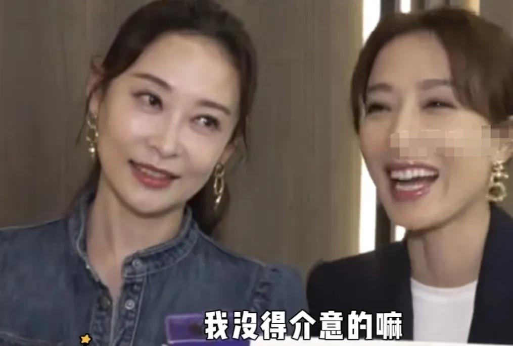 主持人：“你不介意老公拍亲热戏”
杨怡：“我可以介意吗，我没得介意的嘛，其实不可