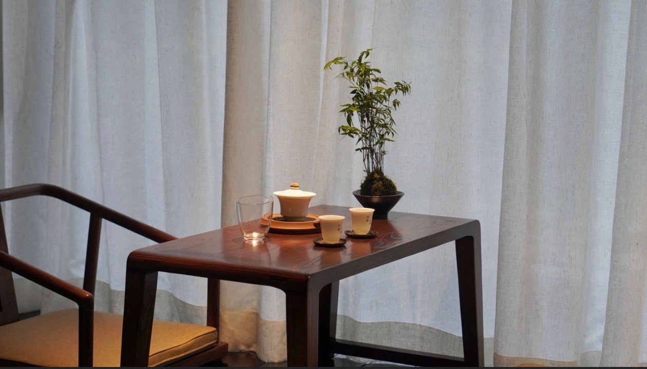 茶道  中国人喝茶，喝了几千年。喝到后来，茶已经不是茶了。有人喝的是身份，有人喝