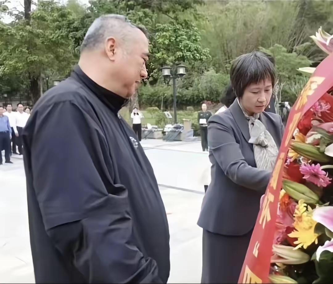 这是叶挺将军孙女叶小燕，在叶挺将军纪念园敬献花篮的一幕。在纪念四八烈士的仪式上，