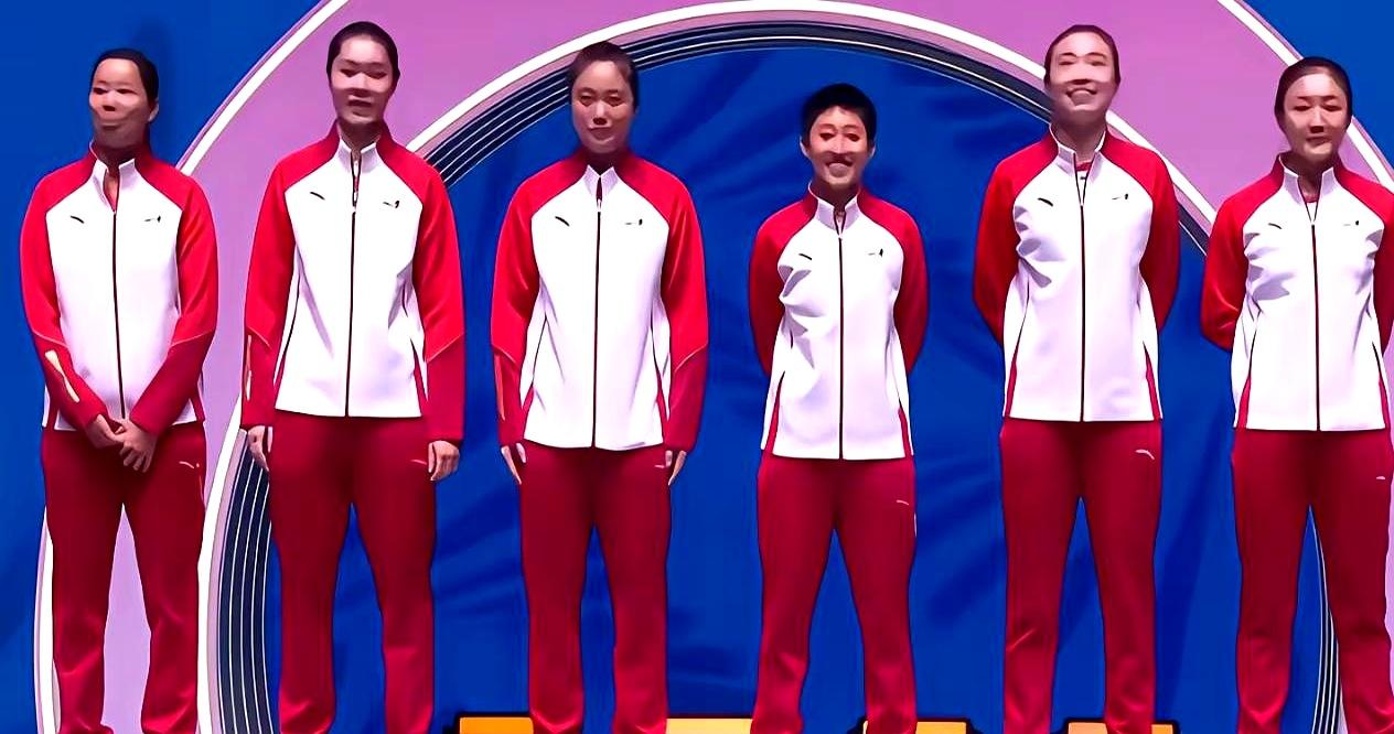 哈哈哈，领奖台上，小不点范思琦站在C位。她是队里最矮最小的妹妹，但昨晚团体赛的表