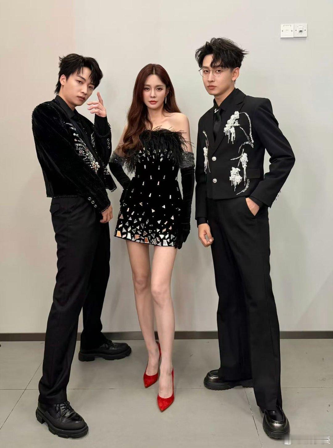 与好6团的同框合照来啦！默契满满，欢乐氛围直接拉满～ 