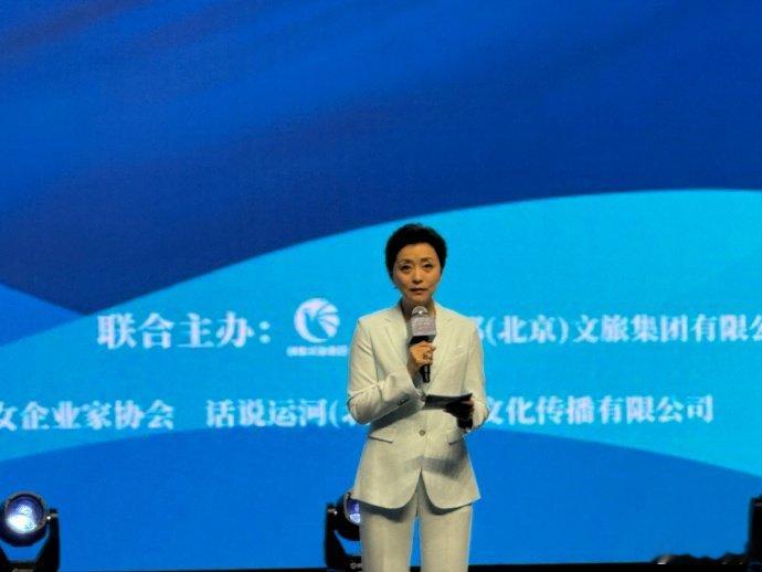 #杨澜56岁状态##杨澜56岁气质# 56岁杨澜亮相活动，身着白色西装气质绝佳 