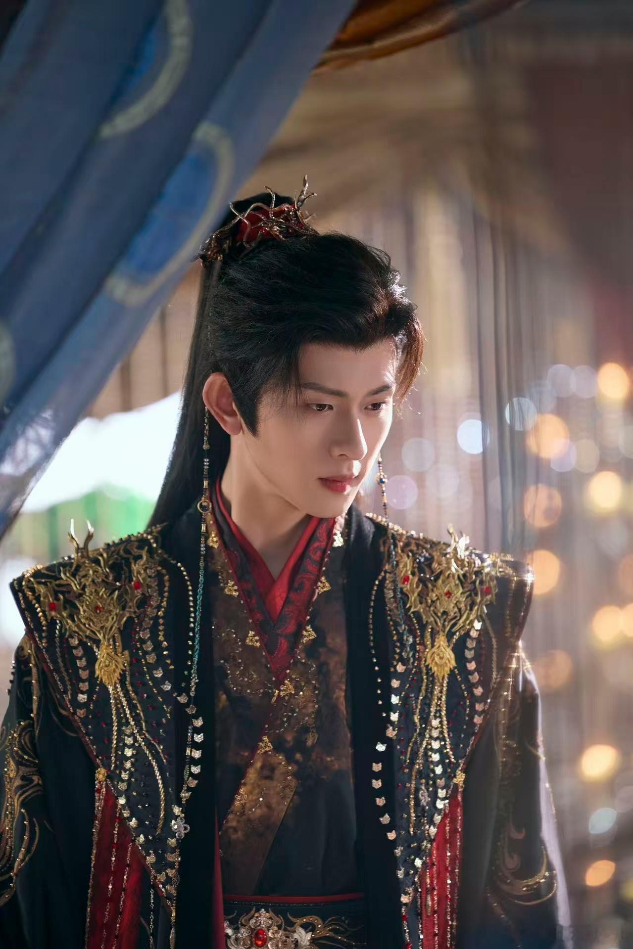 听完黄龄的歌想替女主递刀 黄龄的唱功真的太稳了💯！独特嗓音极具辨识度，《枕边刃