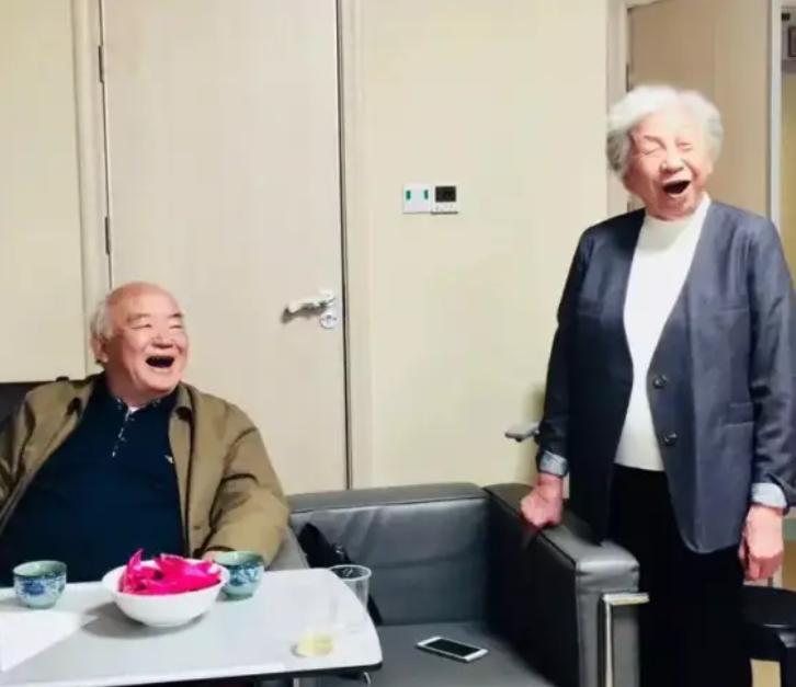 2018年，北大教授钱理群和妻子同时患癌，而妻子更是被告知只有4个月的生命了。她