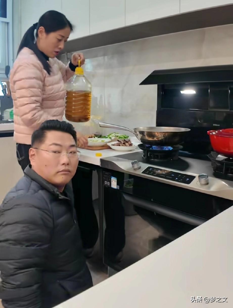 幸福就是这样的简简单单，陈老师在最落魄的时候遇到了最好的媳妇，媳妇没有嫌弃他残疾