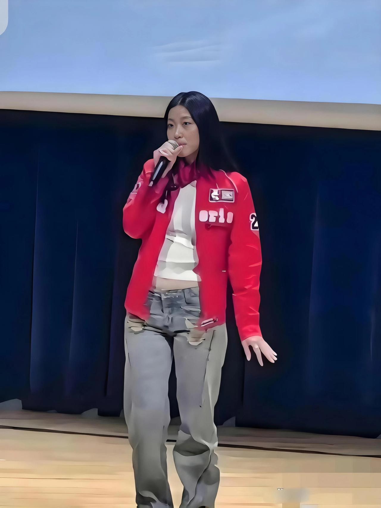 陈奕迅和徐濠萦的女儿陈康堤已经出道了，完美的继承了父母的优良基因，很有一种“刘亦