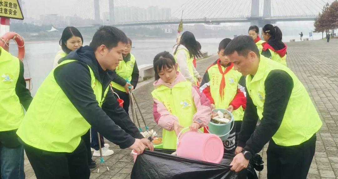 以青春之名护碧水！资阳区开展2025年“‘河’我一起 保护母亲河”净滩行动