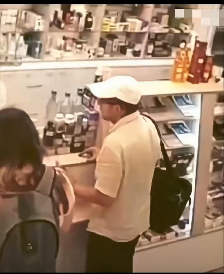 泰国曼谷一家店铺，一名印度男子以极快的速度站着完成拉屎
动作之娴熟，一看便是千锤