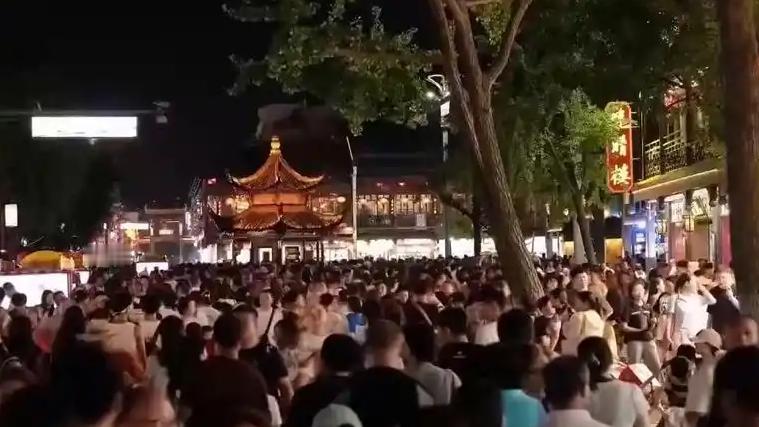 【今年这假期，拼起来有点离谱】
9月25号就是中秋。今年中秋和国庆中间就隔了3个