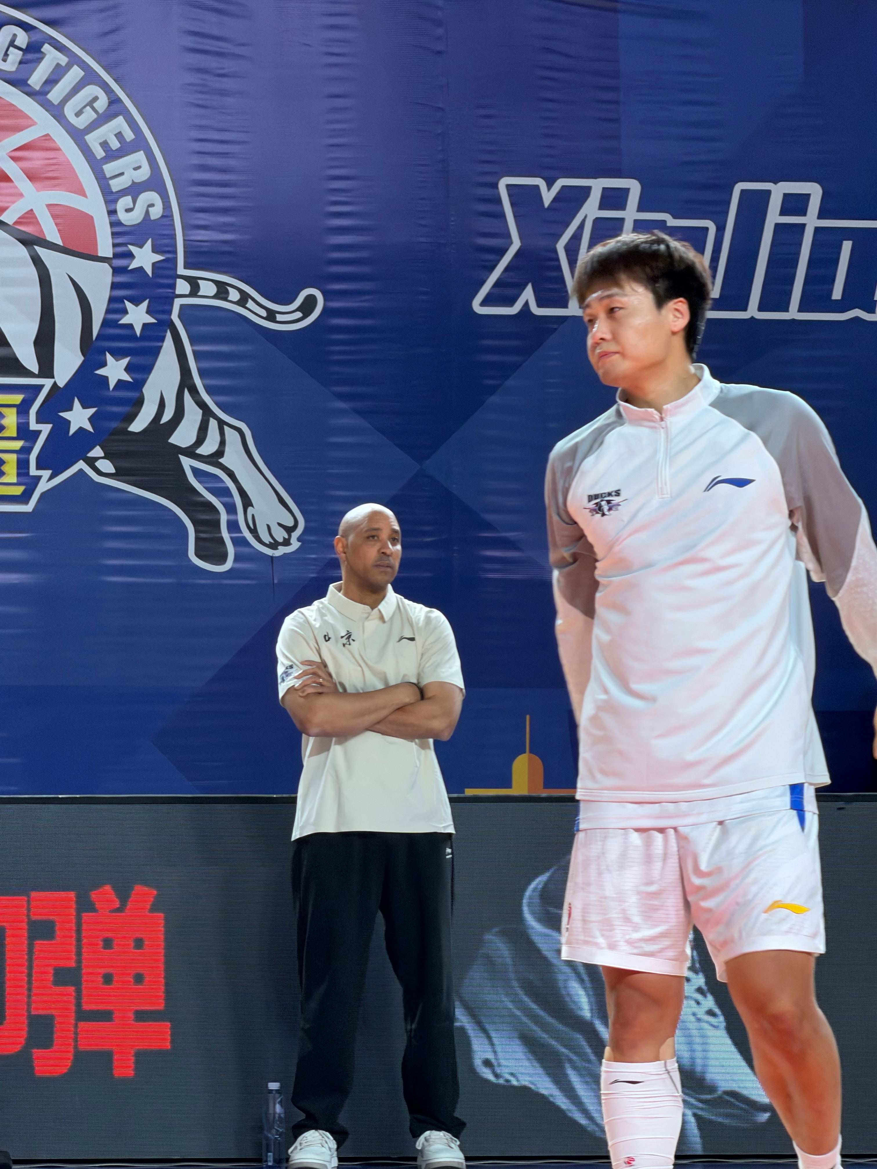 赛前训练 赵睿新疆男篮vs北京男篮北京男篮阿才说球赵睿CBA 乌鲁木齐·五一新区