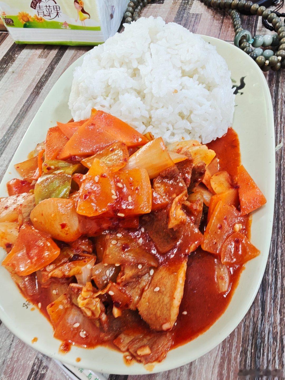午饭，吃个“好吃的紫菜包饭”。这是个韩餐小馆的名字，老板是个韩国人，在中国开了2