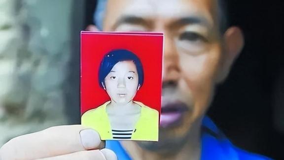 武汉街头的摆摊老汉捡到2个女婴，长大后的女儿们成了博士和军医。谁料，亲生父母却找