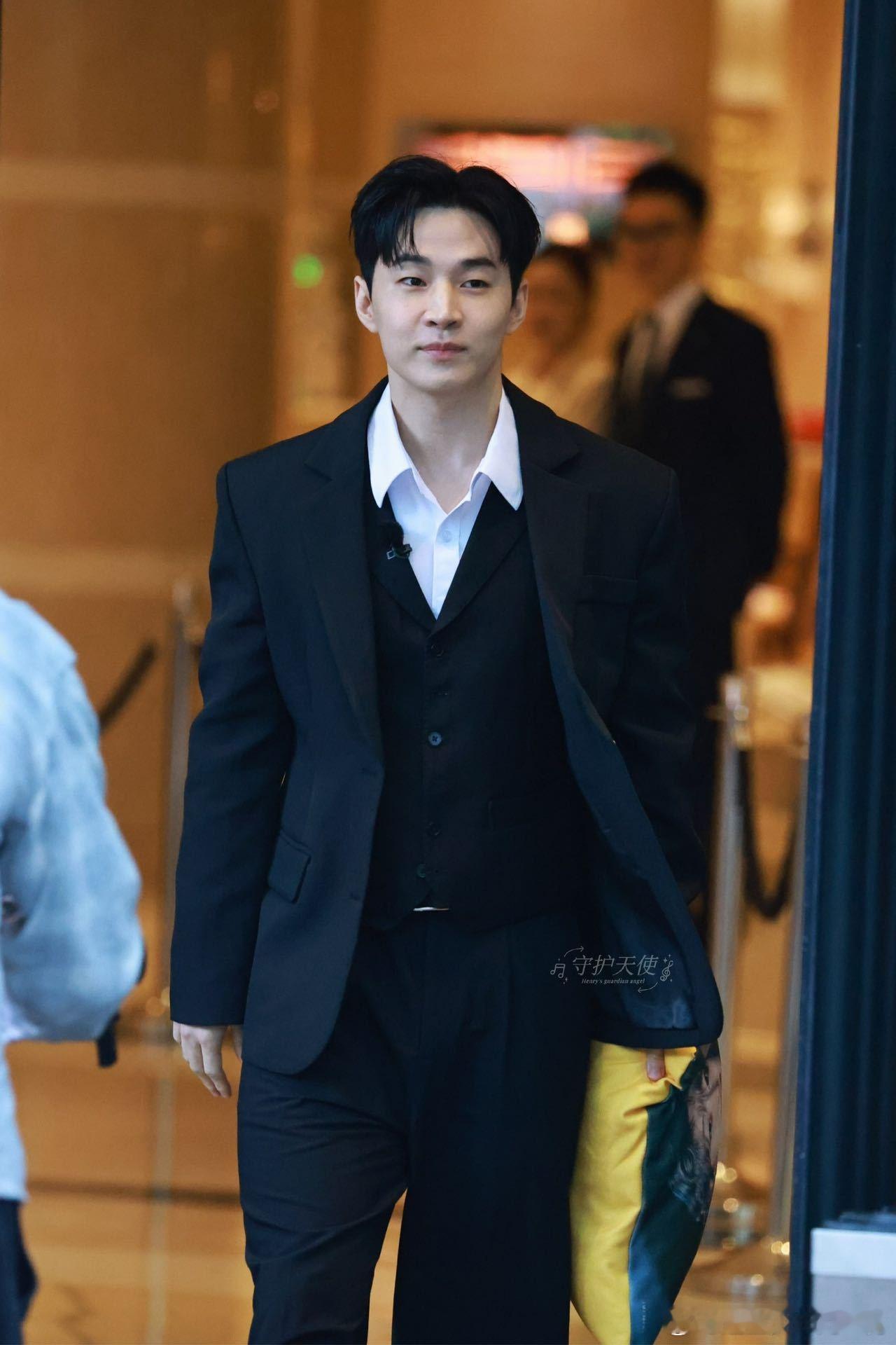 #刘宪华带徐明浩抱枕上班#这两个人真的有很多互动，两个人的关系真的很好，都带着抱