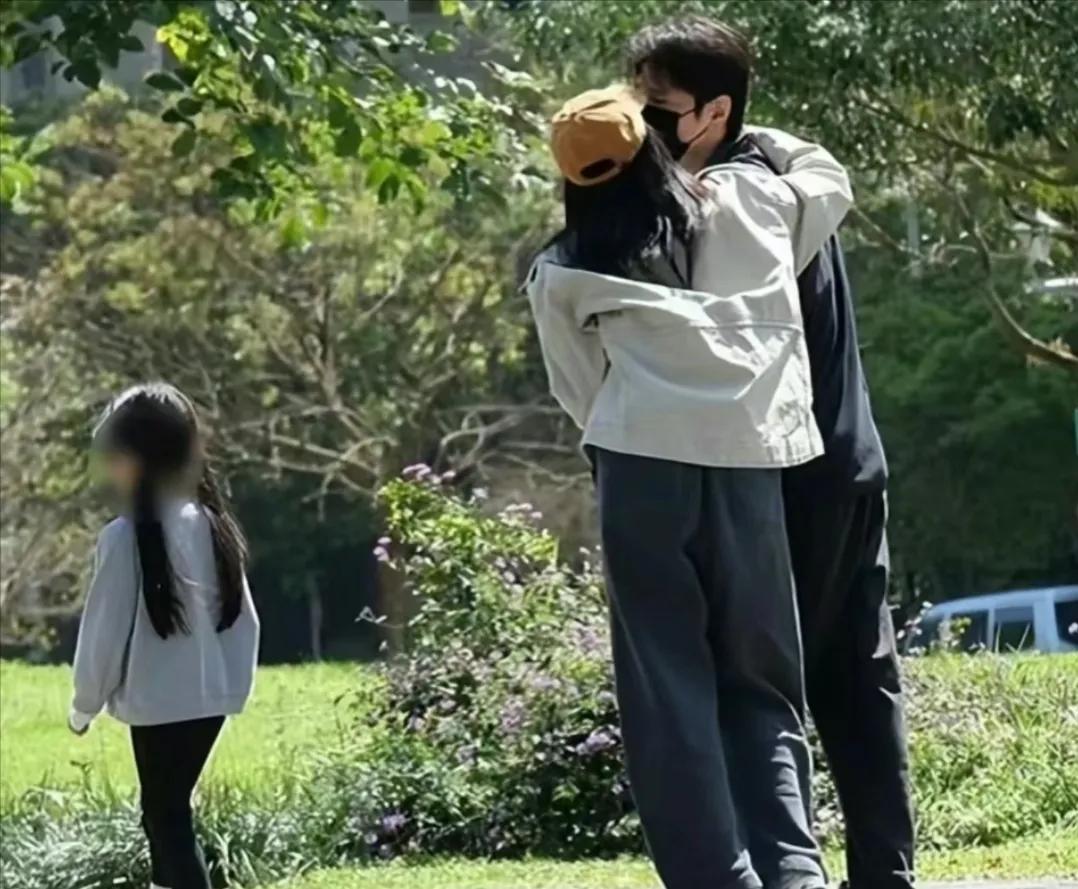 高圆圆和赵又廷又给广大网友撒糖了！戴着口罩的两人都在公园亲亲，真的好恩爱啊，一家